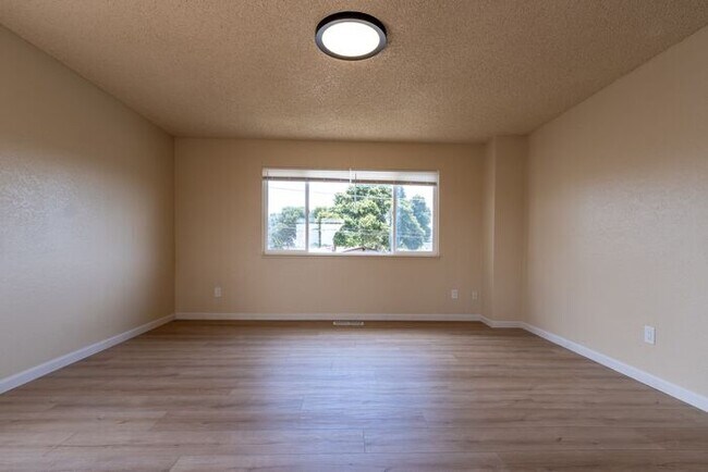 Building Photo - Newly Remodeled 2 bedroom 1 bathroom Seaside Apartment!