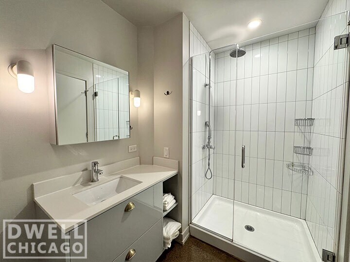 Building Photo - 640 N La Salle Dr