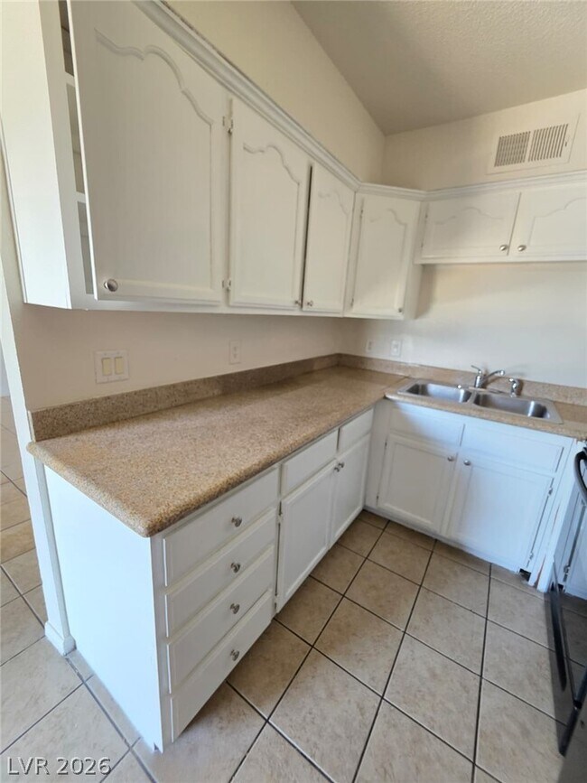 Building Photo - 412 W Monroe Ave