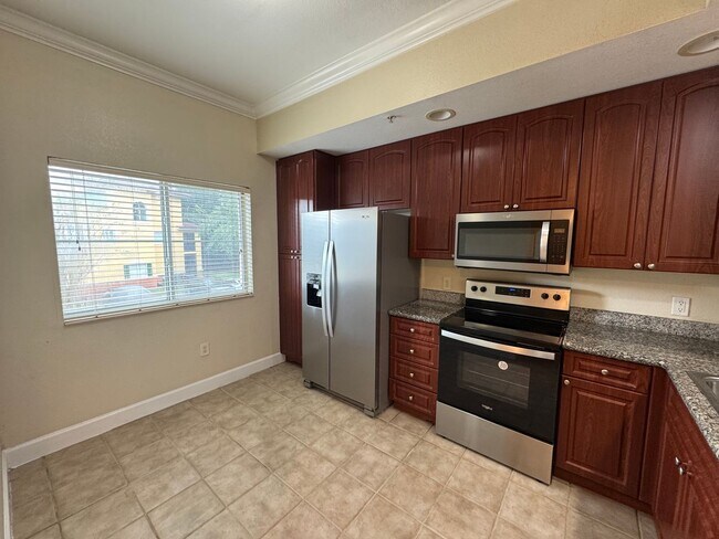 Building Photo - 2 Bed / 2 Bath Upstairs Condo in the Gated...