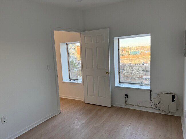 Building Photo - 9007 Riverside Pl