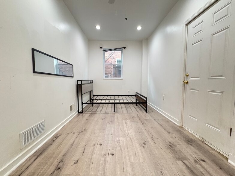 Building Photo - 5807 Hobart St