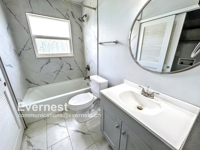 Building Photo - Cozy 3-Bedroom, 1-Bathroom Home in a Conve...