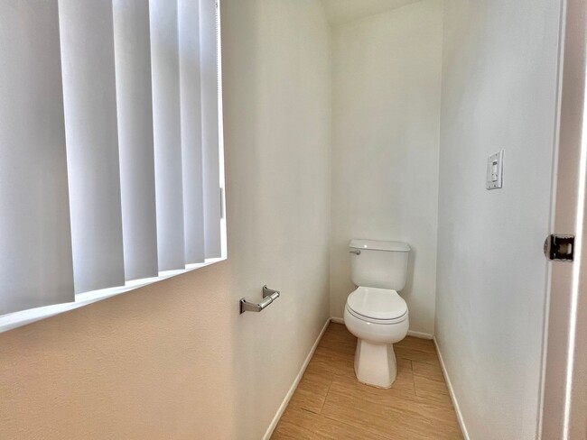 Building Photo - Spacious 4 Bed, 3 Bath Two-Story Home with...