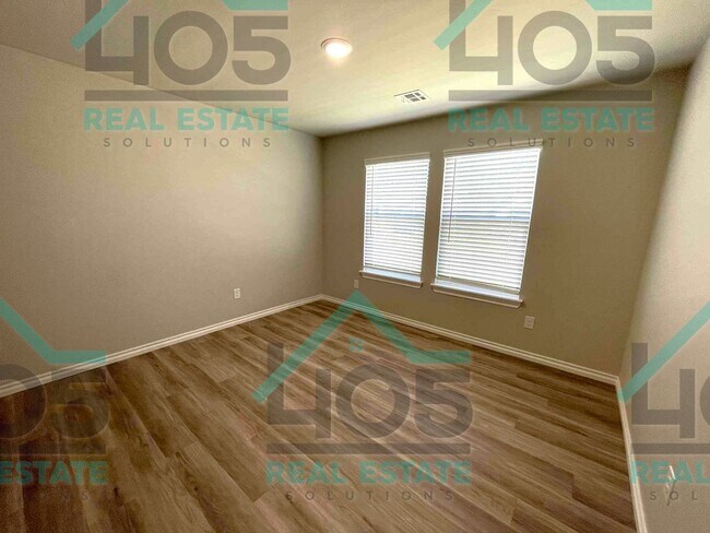 Building Photo - 5 Bedroom Dream Home