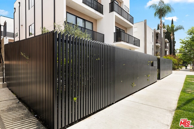 Building Photo - 5120 1/2 Laurel Canyon Blvd