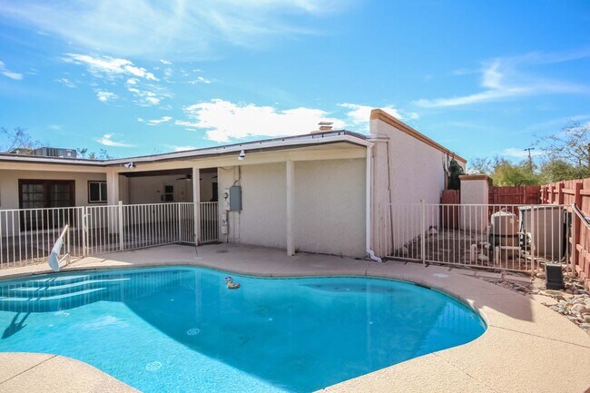 Building Photo - 5374 N Flint Ave