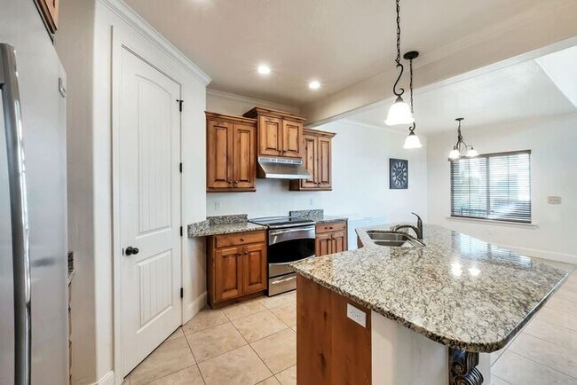 Building Photo - Beautiful Townhouse w attached 2 car garage in Orem