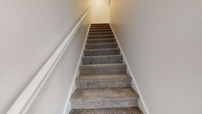 Building Photo - LUXURY TOWNHOME IN OREM!!!