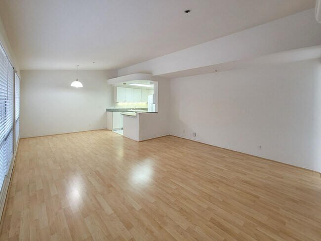 Building Photo - Rarely Available 2BR / 2.5Bath / 2 Parking Carport with 2 Storage Lockers at Nuuanu Streamside!
