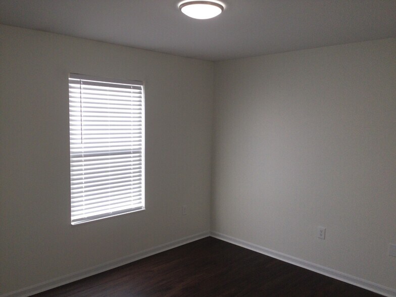 Building Photo - 2831 Coachlight Ln