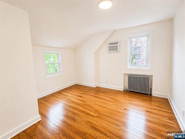 Building Photo - 1106 Bromley Ave