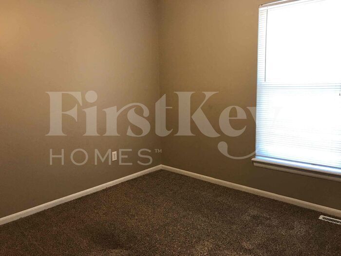 Building Photo - 539 NE Summit Dr