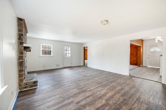 Building Photo - 228 Newcomb Dr