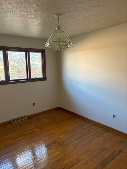 Building Photo - 2921 Woodlawn Dr