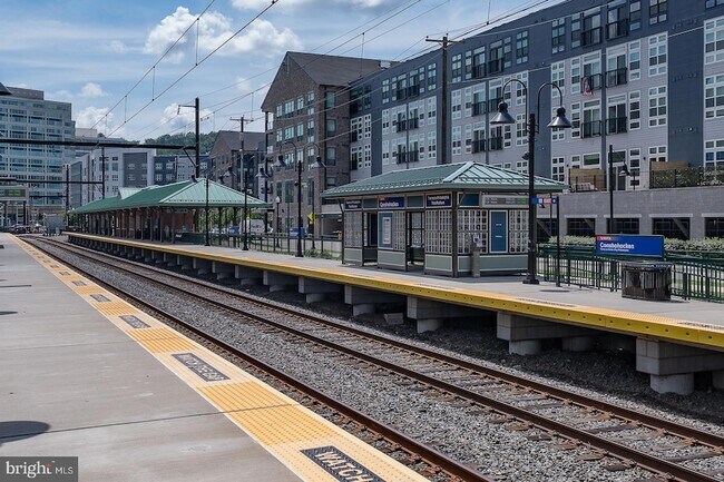 Building Photo - 300 W Elm St