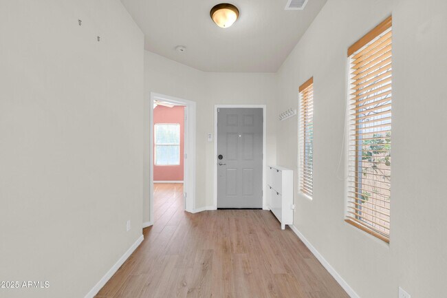 Building Photo - 2040 W Kathleen Rd