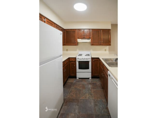 Building Photo - Lakewood Apartments: Premium location