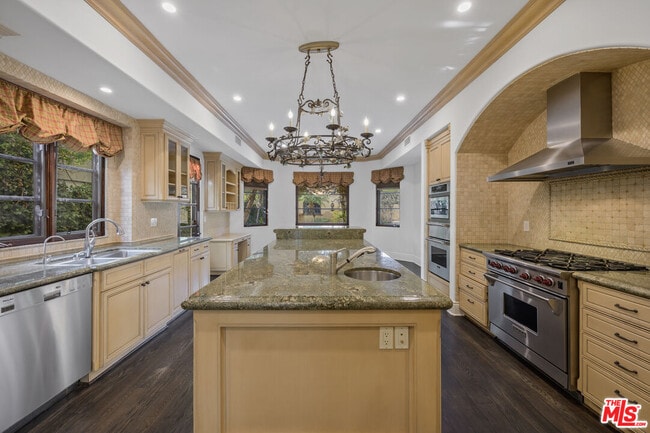 Building Photo - 305 N Palm Dr