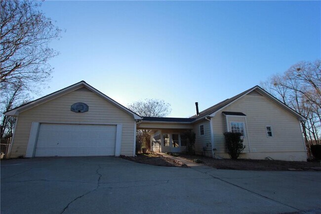 Building Photo - 818 Springlake Rd