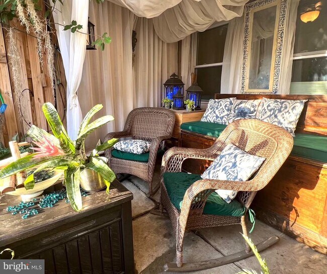 Building Photo - 721 12th St SE