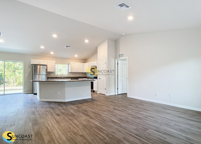 Building Photo - Breathtaking single-famiy home!