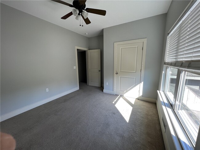 Building Photo - 252 Lee Ln