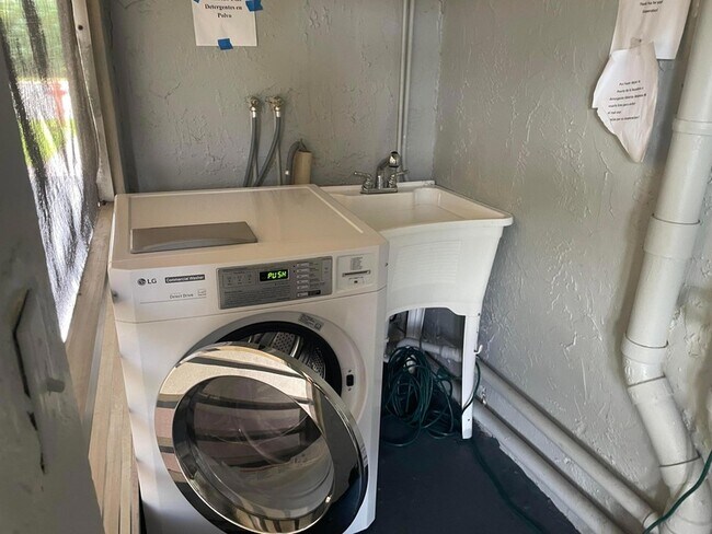 Building Photo - 770 Lori Dr