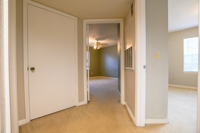 Building Photo - 7270 Westpointe Blvd