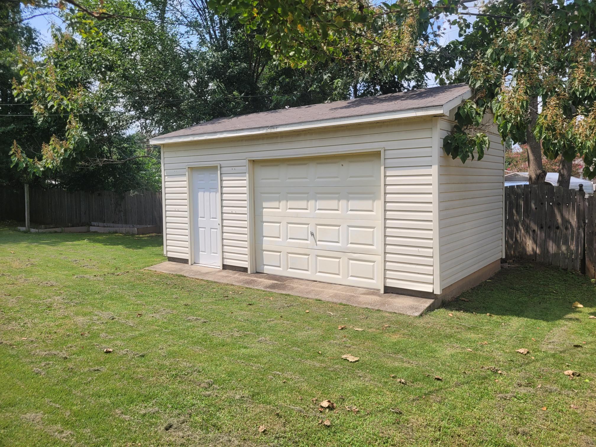 Building Photo - 2021 Greenbrier Rd
