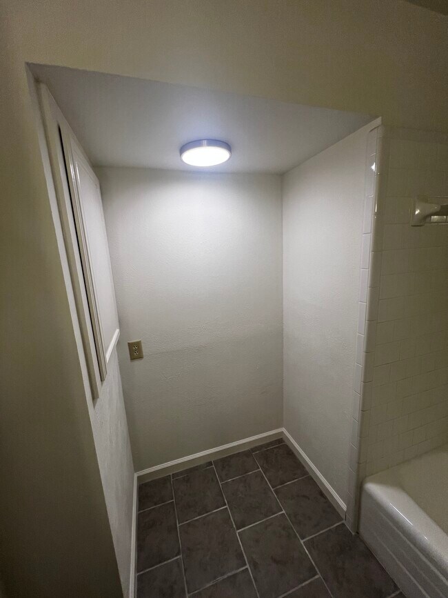 Building Photo - 321 Lena Ln