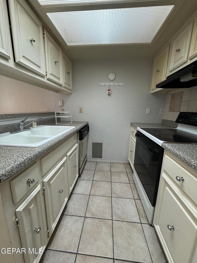 Building Photo - 6201 Escondido Dr