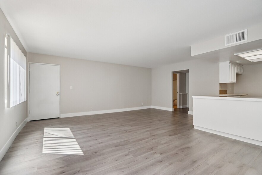 Building Photo - 421 N Kenneth Rd