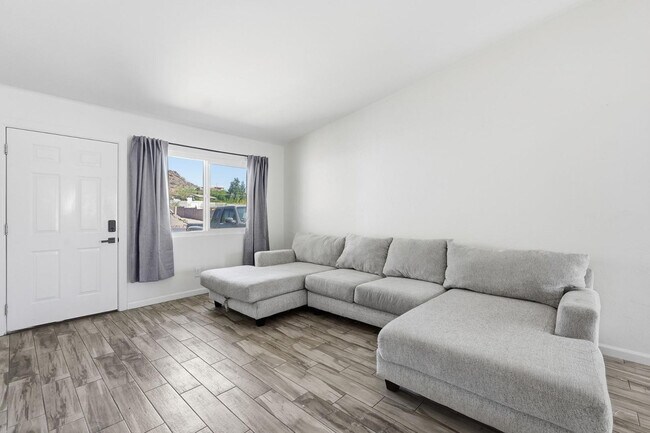 Building Photo - 1329 E Cholla St
