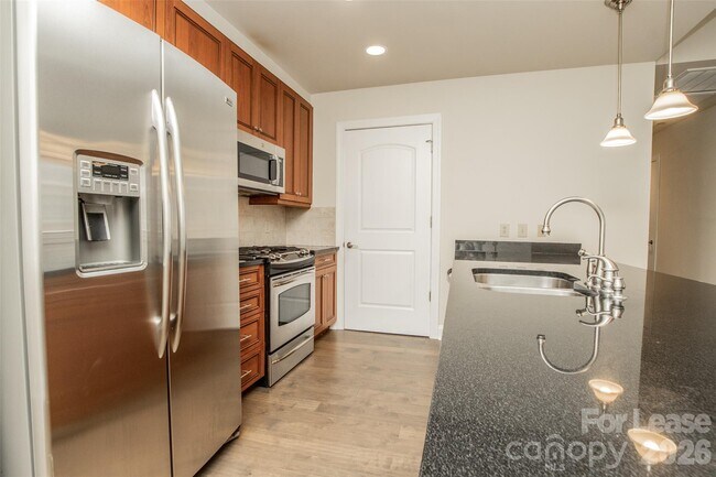 Building Photo - 701 Royal Ct