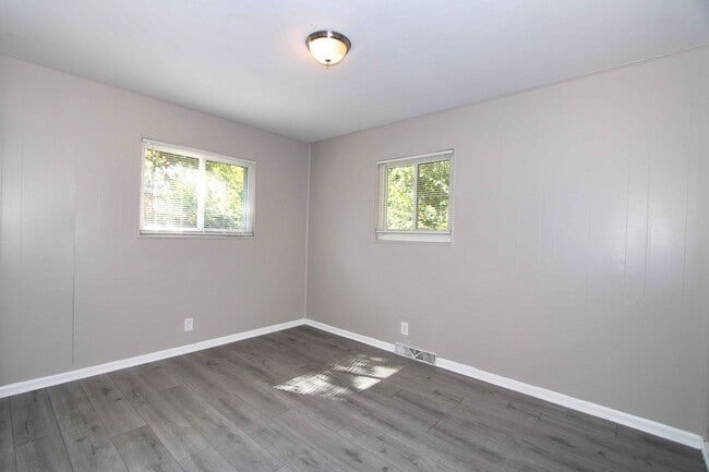 Building Photo - 4 Bed 2 Bath House for Rent