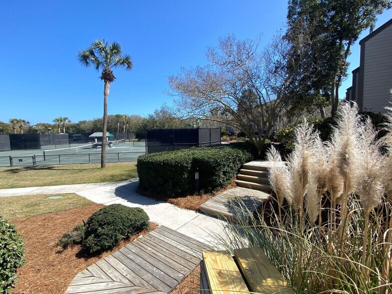 Building Photo - 1617 Live Oak Park