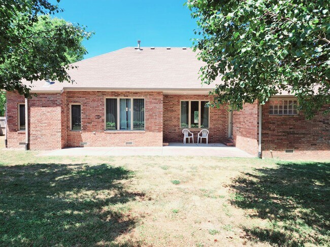 Building Photo - Spacious & Unique in Twin Oaks, Southwest Springfield