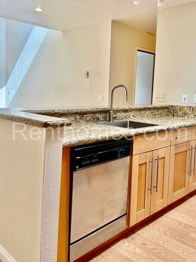 Building Photo - 8308 Regents Rd