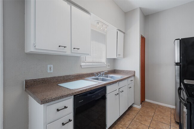 Building Photo - 11211 Pembridge Dr
