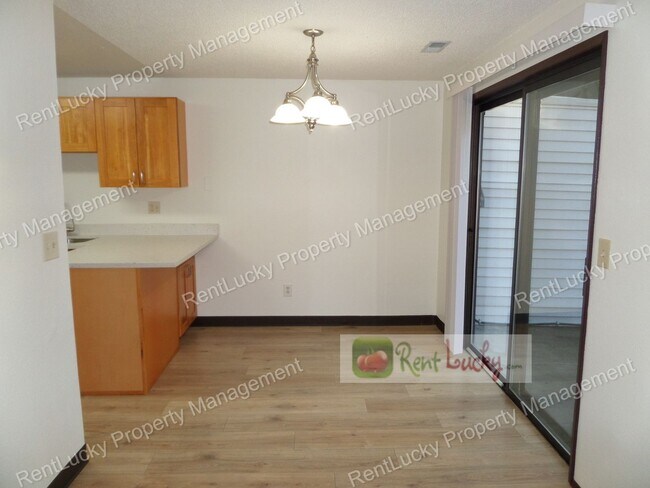 Building Photo - Lee-Federal Way Duplex