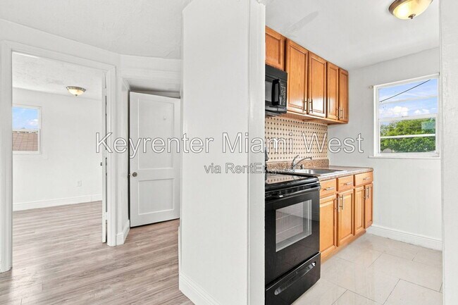 Building Photo - 1220 N 16th Ct