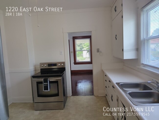 Building Photo - 1220 E Oak St