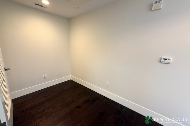 Building Photo - Spacious 2 Bedroom Condo in Prime Burlinga...