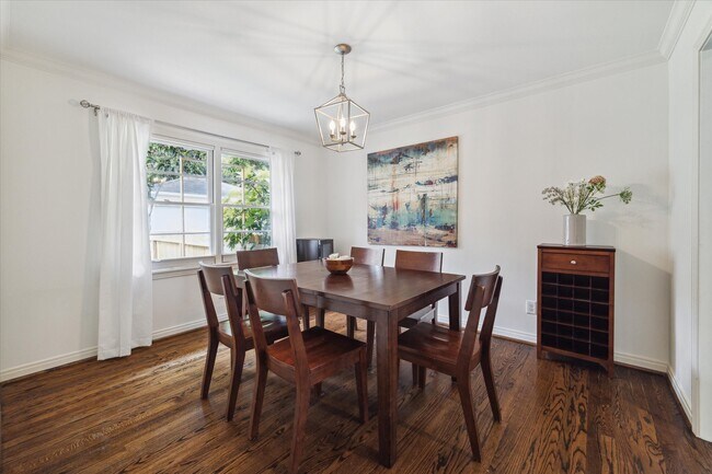 Building Photo - 3215 Castlewood St