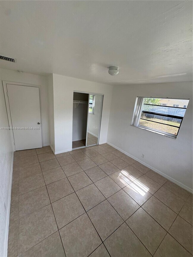 Building Photo - 4120 SW 19th St