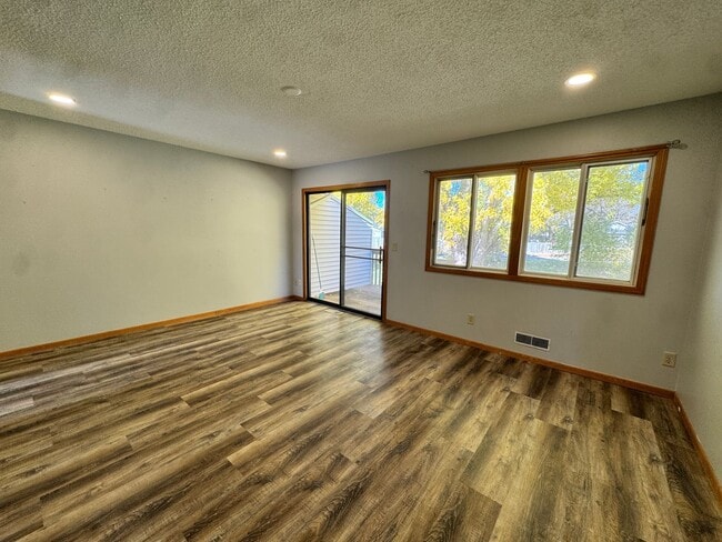 Building Photo - Charming 2 Bedroom Townhome in Cottage Gro...