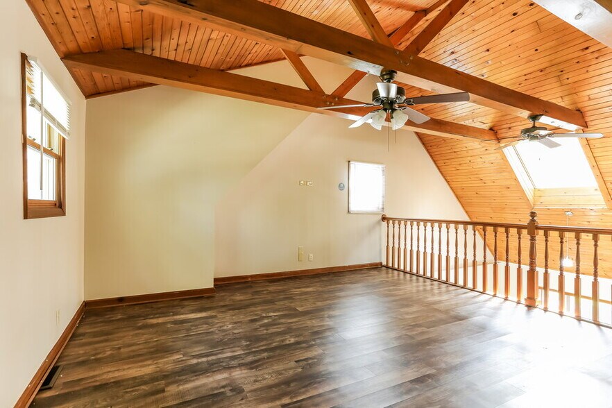 Building Photo - 4745 Summit Rd SW