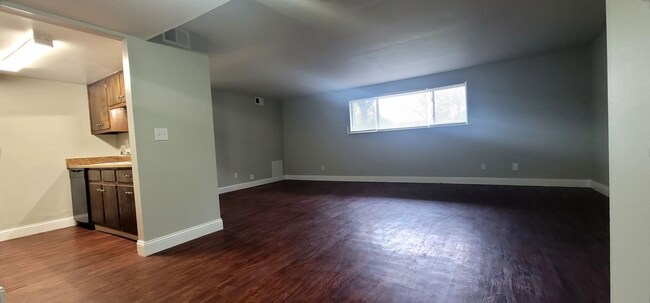 Building Photo - Beautiful Two Bedroom One Bath Apartment Home