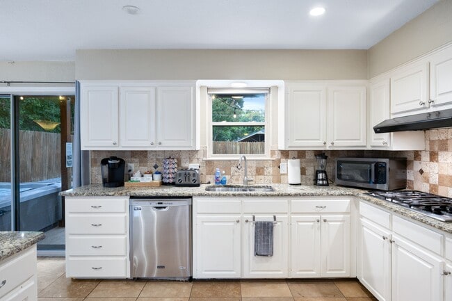 Building Photo - 2352 Wildoak Dr